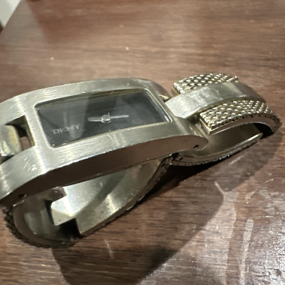 Runs DKNY Women's Silver Toned Bracelet Band Analog Watch Fits Small Wrist 4-5in - Picture 8 of 9